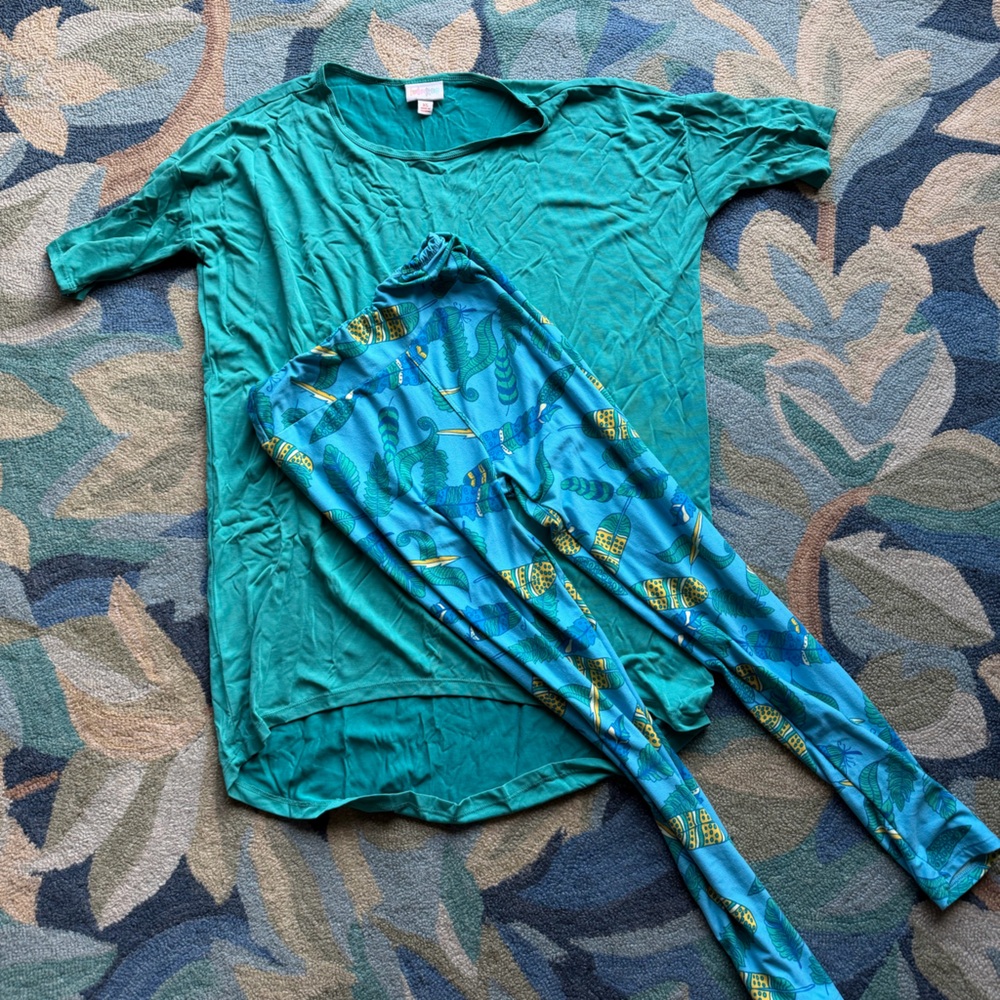 LuLaRoe Teal Top and leggings size XS